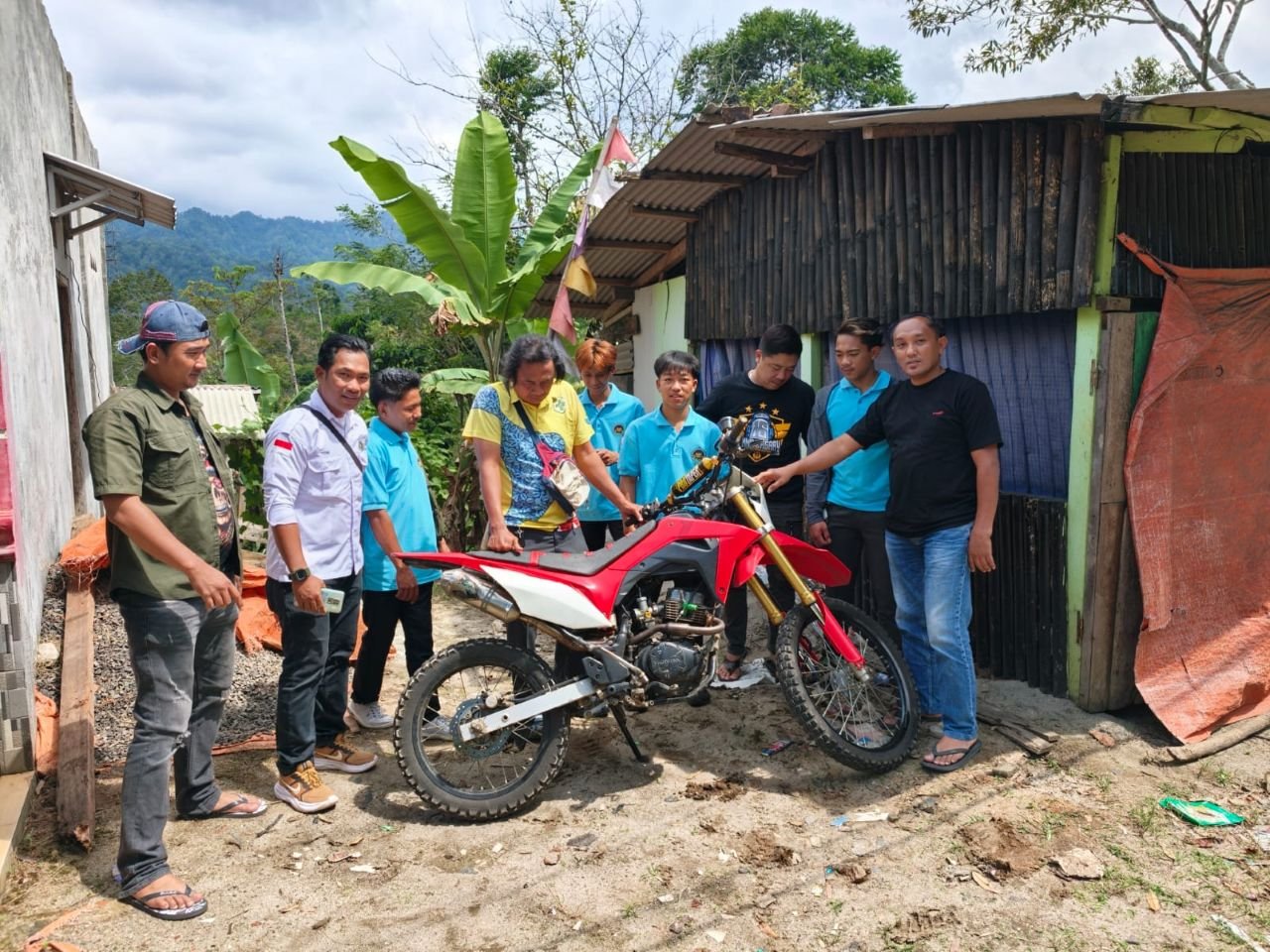 ANGGOTA Polsek Sumber Jaya Saat Temukan motor yang sempat di gondol maling dari dapur MBG milik petugas SPPG di peko Mutar alam Kecamatan Way tenong. Foto Dok